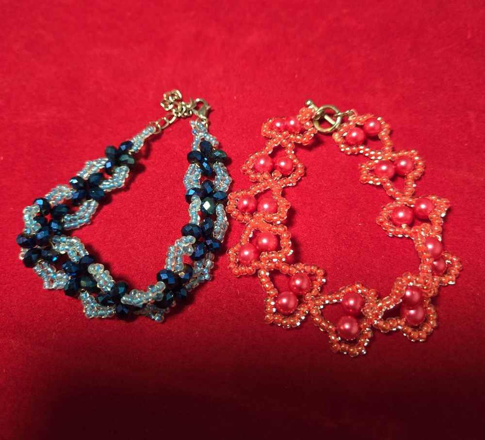 Elegant Floral Beaded Bracelet Set - Red and Blue